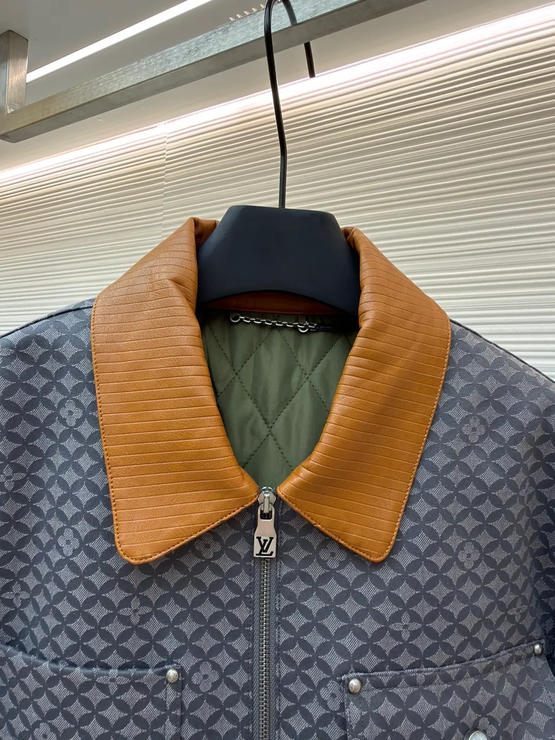 LOUIS VUITTON Nigo co-branded ribbed belted work jacket ●Original version: purchased and developed by 31009 ●Item number: 1681206-C00 ●Fabric: ribbed fabric ●Technology: jacquard production ●Color: gray ●Version: fitted version ●Weight: about 930 grams ●Size: S-M-L-XL ●Description: Based on the Dandy Monogram from the 2025 autumn and winter show Jacquard creates voluminous texture. The leather patch is the finishing touch and one of the studded patch pockets, and the quilted lining makes it a chic choice that spans all seasons. Can be paired with the same style for a casual look. The overall wiring is straight and delicate, the fabric is comfortable and soft, and the color is consistent without color difference. It can be matched with the same style to create a fashionable look and control various occasions. Customized accessories, complete with three standards, same style for men and women!